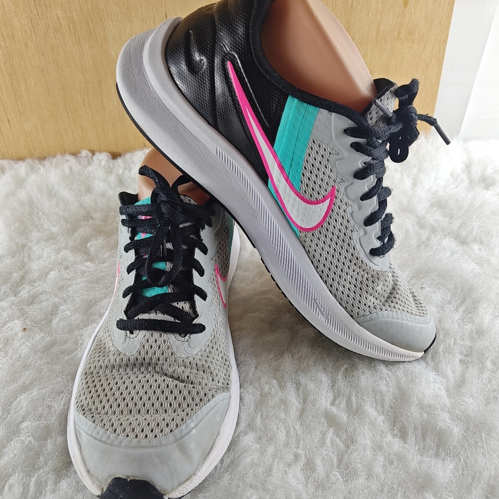 Nike Women's size 6.5 Gray Black and pink Running sneaker - Picture 4 of 10